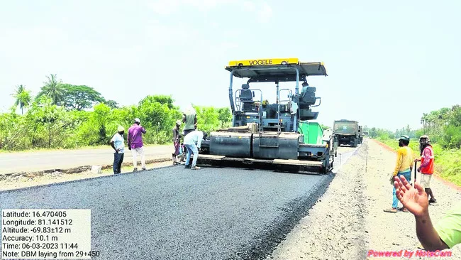 ఆకివీడులోని ఎన్‌హెచ్‌ 165 రహదారి  - Sakshi