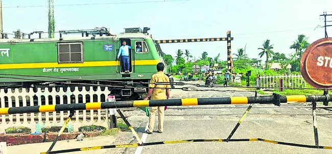 నౌపడ వద్ద గూడ్స్‌రైలు  - Sakshi