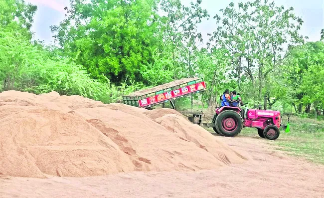 పెబ్బేరు మండలం రంగాపూర్‌ శివారులోనిల్వ చేసిన ఇసుక  - Sakshi