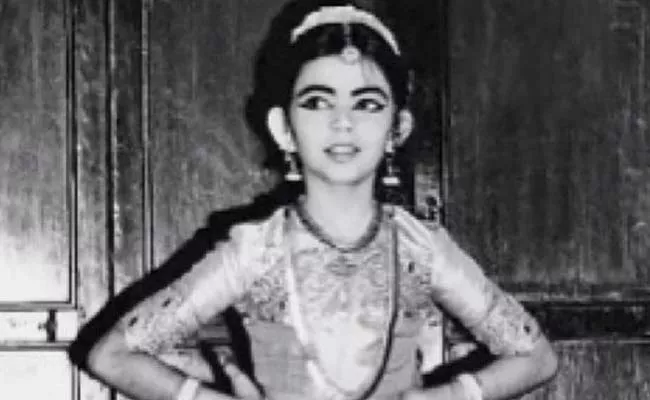 Nita Ambani Performing Bharatanatyam RareThrowback Photos going viral check - Sakshi