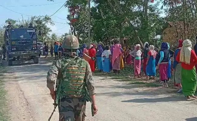 Indian Army Frees 12 Manipur Militants As Mob Of 1500 Blocks Way - Sakshi