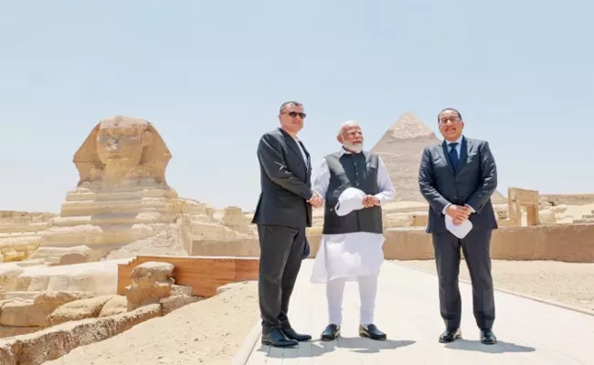 PM Modi Visits Pyramids Of Giza In Cairo - Sakshi