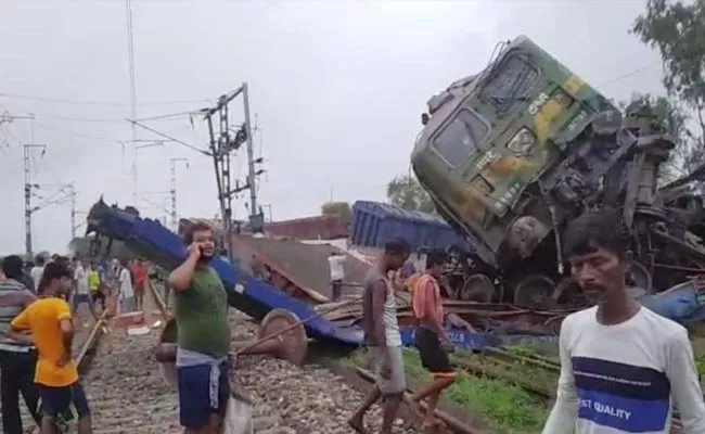 Goods Train Collide Another Train At West Bengal Bankura - Sakshi