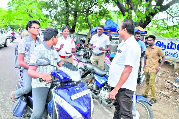 వాహనదారులకు అవగాహన కల్పిస్తున్న ట్రాఫిక్‌ సీఐ జ్ఞానతి  - Sakshi