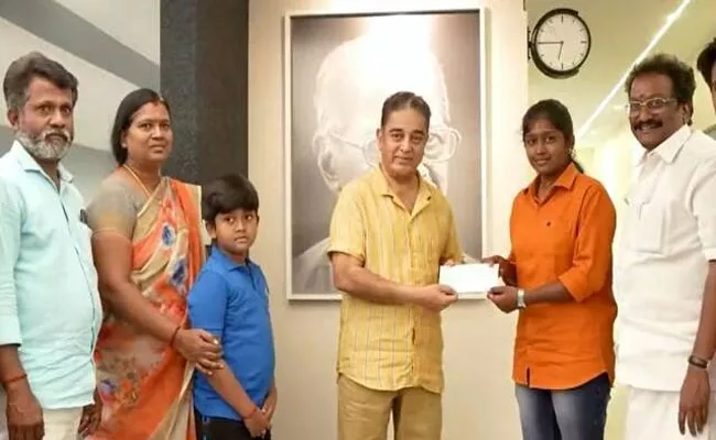 Kamal Haasan Gifts Car To Woman Bus Driver Who Had Quit Job - Sakshi