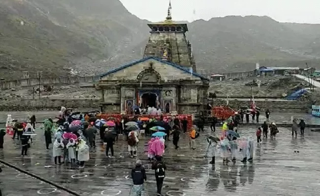 Kedarnath Yatra stopped due to heavy rain in Uttarakhand - Sakshi