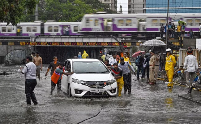 Monsoon hits Delhi, Mumbai on same day for first time in 62 years - Sakshi