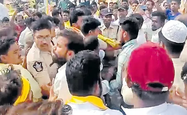 Bahabahi in TDP bus yatra  - Sakshi