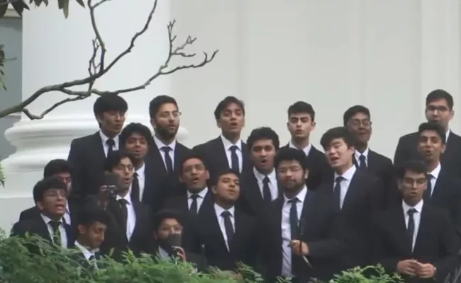 young men singing Chaiyya Chaiyya in crowds waited for Modi at the White House - Sakshi