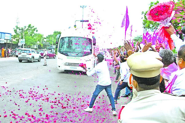  ముఖ్యమంత్రి వాహనంపై పూలు చల్లుతున్న అభిమానులు  - Sakshi