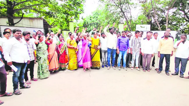 ధర్నా చేస్తున్న సదాశివపేట రైతులు, కేవీపీఎస్‌ నాయకులు  - Sakshi