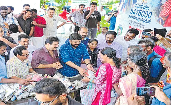 Women Cooking An Extra Food And Feeding Strangers One Meal At A Time - Sakshi