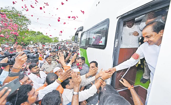 CM KCR Attend tea party at former MPs house in Sholapur - Sakshi