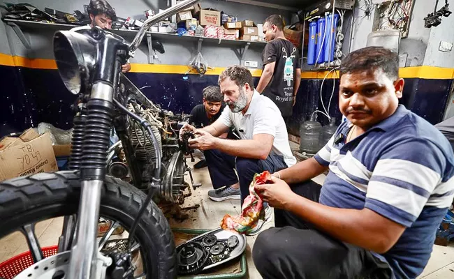 Congress Rahul Gandhi Visit Motorcycle Mechanics Delhi Market Viral - Sakshi