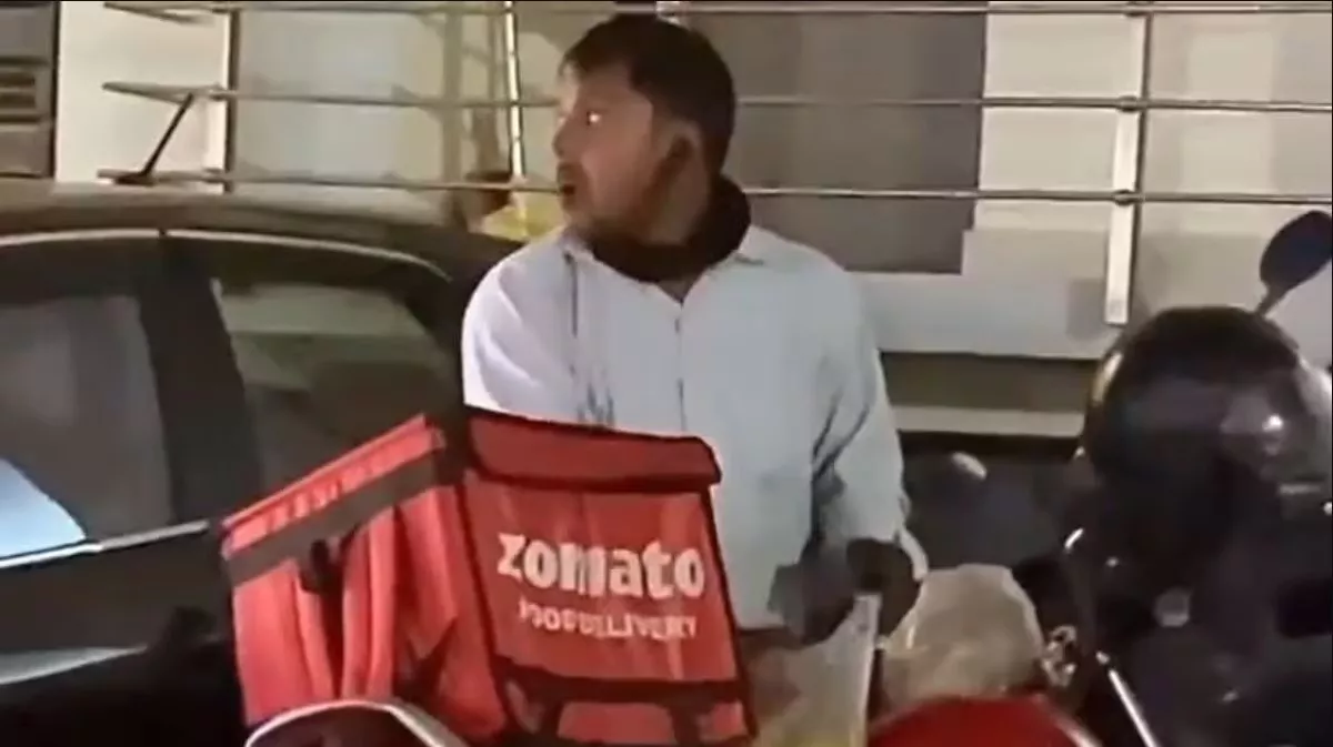 Zomato Delivery Boy Eating Food In Plastic bag Video Goes Viral - Sakshi