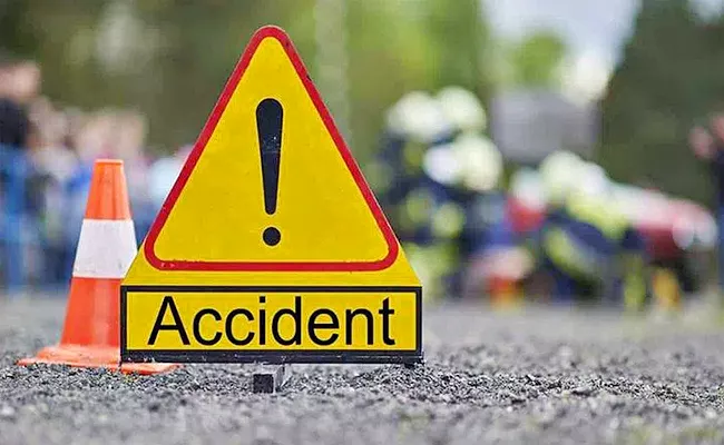 Karnataka: Road Accident 5 People Dead, 13 Injured In Yadgir - Sakshi