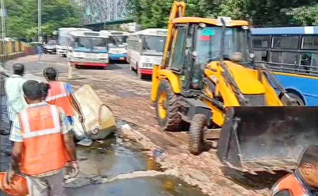 Oil Tanker Overturns At Masab Tank Leads Huge Traffic Jam - Sakshi