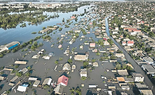 Ukraine Russia War: Major dam breached in southern Ukraine, unleashing floodwaters - Sakshi