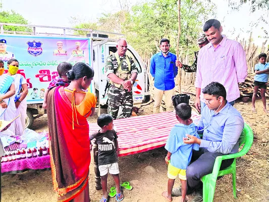 చిన్నారిని పరీక్షిస్తున్న ఎస్పీ డాక్టర్‌ వినీత్‌ (ఫైల్‌)  - Sakshi