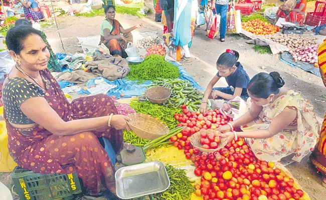 Tomato cost Rs140 per kg on Friday - Sakshi