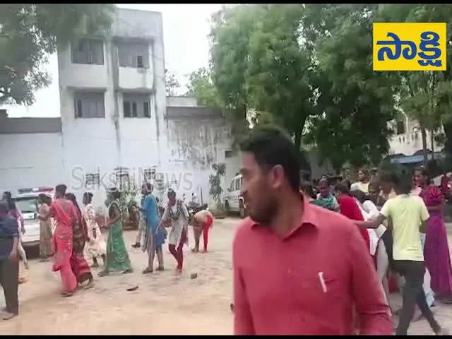  Two Hijra Group Fight At Miryalaguda Police Station Video Viral- Sakshi