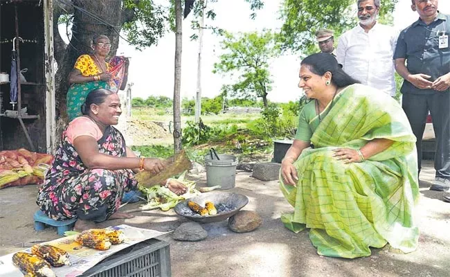 MLC Kavitha Talks With Roadside Woman Vendor Malyala Jagtial - Sakshi