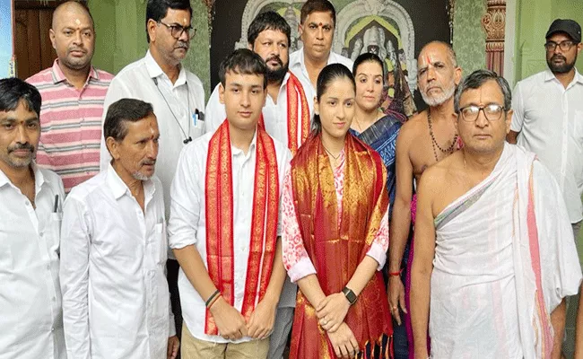 Naina Jaiswal Visit Jagityal Dharmapuri Narasihma Swamy Temple - Sakshi