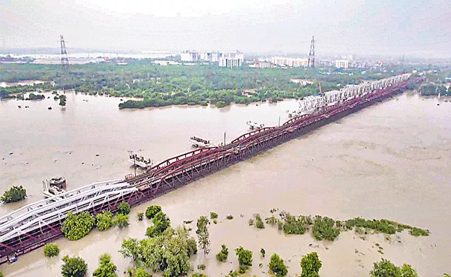 Delhi Rains: Flood situation worsens, water level in Yamuna surges to record 208. 48 metres - Sakshi