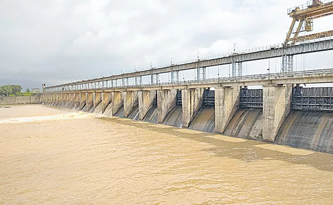 Flood rising to Godavari  - Sakshi