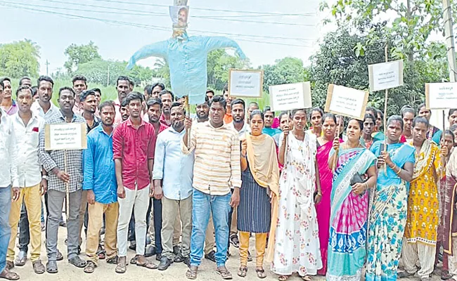 Continued protests over Pawans comments - Sakshi