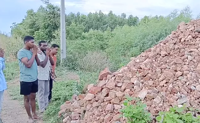 Stones Are Offered To That God In Srikakulam - Sakshi