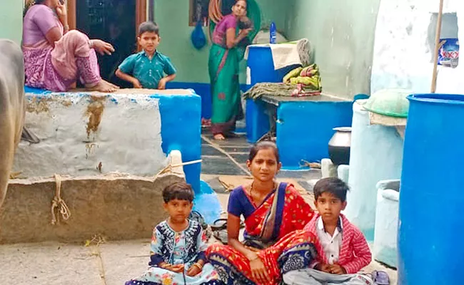 Young Woman Protest Infront Of husband House - Sakshi