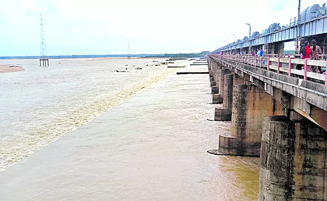 The raging Godavari - Sakshi