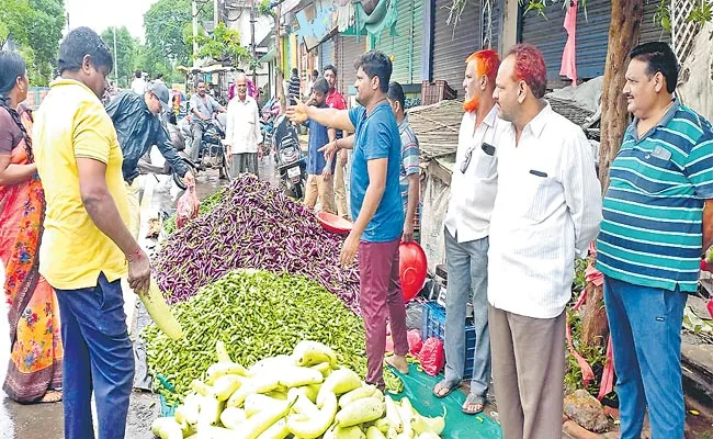  KG Vegetables Only For 20 Rupees At Yellandu - Sakshi