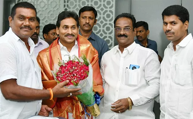 AP Village Revenue Officers Association President Ravindra Raju Met Chief Minister YS Jagan Mohan Reddy - Sakshi