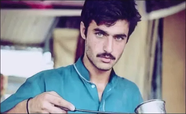 blue eyed chaiwala arshad khan opens cafe in london - Sakshi