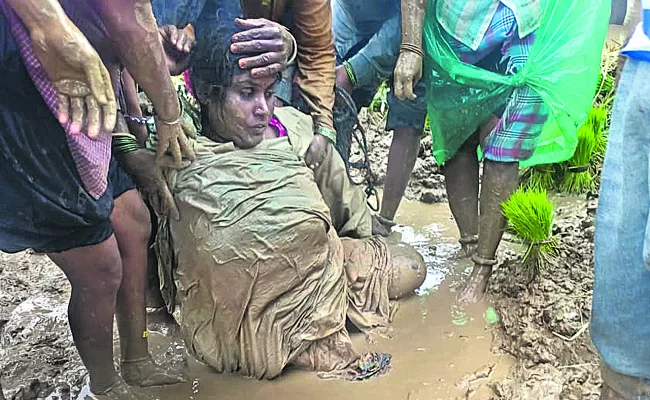 A woman got stuck in a bore well in Yadadri Bhuvanagiri district - Sakshi