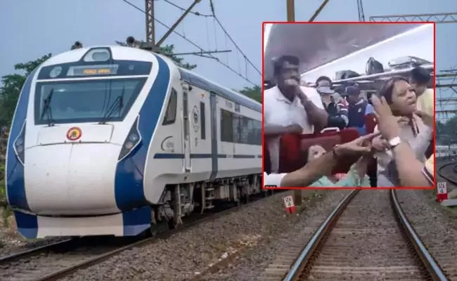 Stones Pelted On Vande Bharat Express In Karnataka - Sakshi