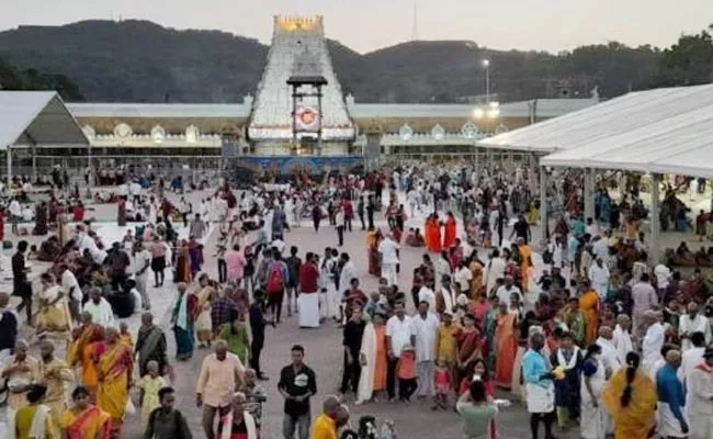 Due To Rush Of Devotees In Tirumala Darshan Time Is 20 Hours - Sakshi