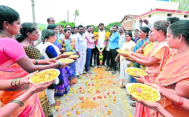 మోహిత్‌రెడ్డిని పూలతో ఆత్మీయ స్వాగతం పలుకుతున్న మహిళలు   - Sakshi