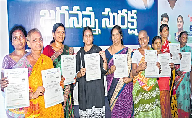 People expressing happiness about Jagananna Suraksha programme - Sakshi