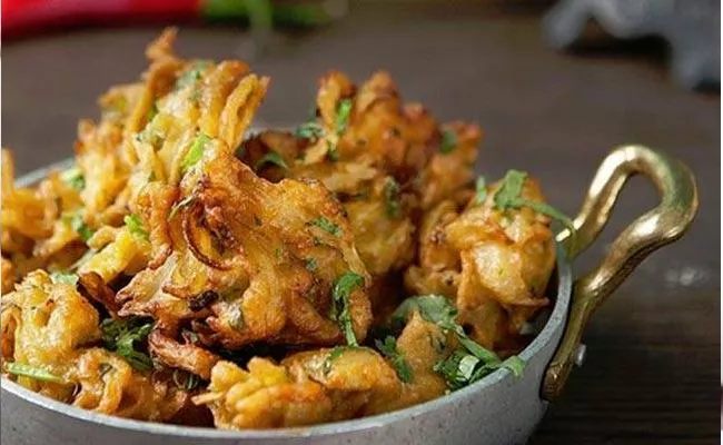 How To Make Layered Crispy Onion Pakoda And Bajji - Sakshi