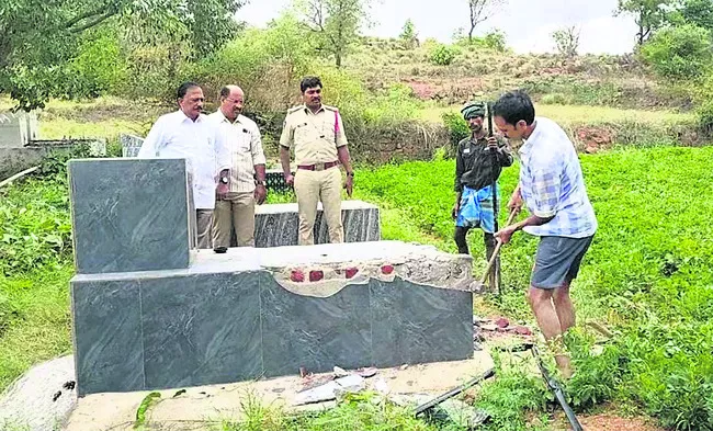 పోస్టుమార్టం కోసం సమాధిని తొలగిస్తున్న దృశ్యం  - Sakshi