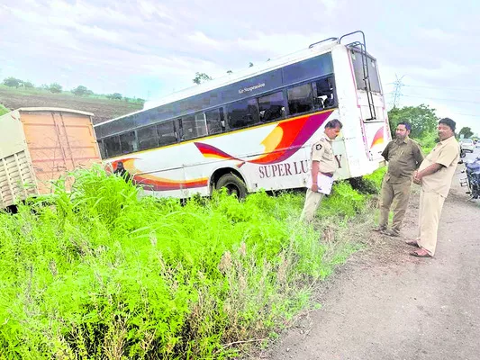 రోడ్డు పక్కకు జారిన వ్యాన్‌, బస్సు  - Sakshi