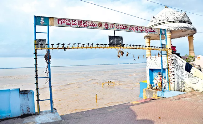 Godavari River flood surge recedes Andhra Pradesh - Sakshi