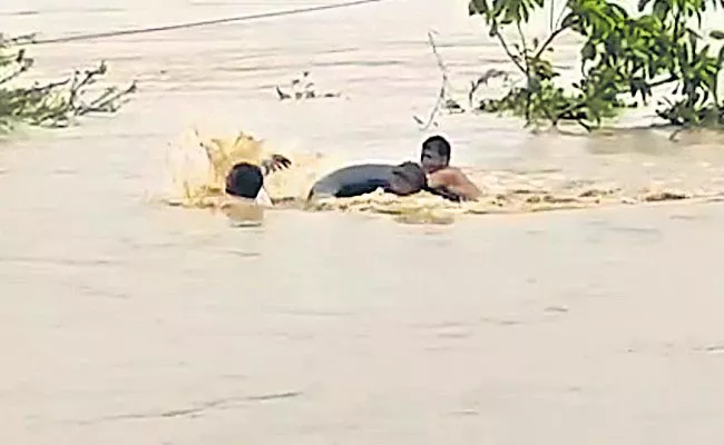 Police Rescued Person Trapped In Penganga River Floods At Adilabad - Sakshi