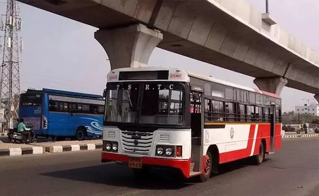 Man committed suicide At TSRTC bus in Gachibowli Hyderabad - Sakshi