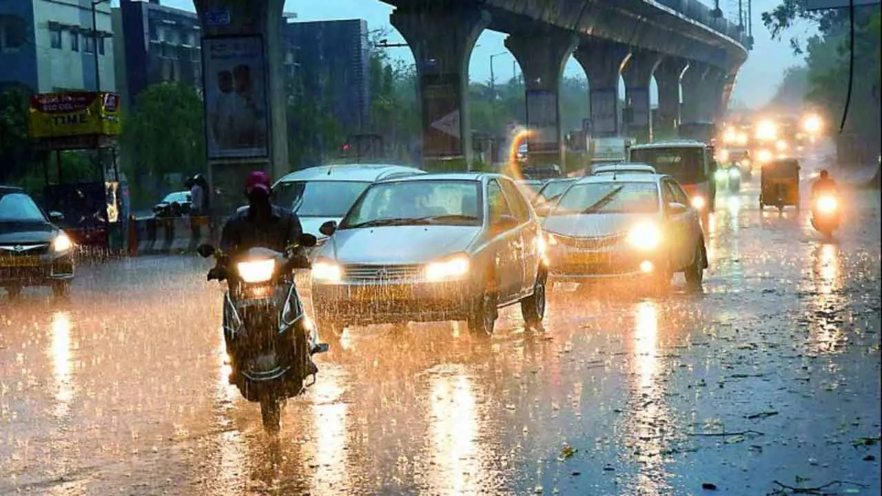 Man Narrowly Escapes Lightning Strikes Road In Hyderabad Attapur - Sakshi