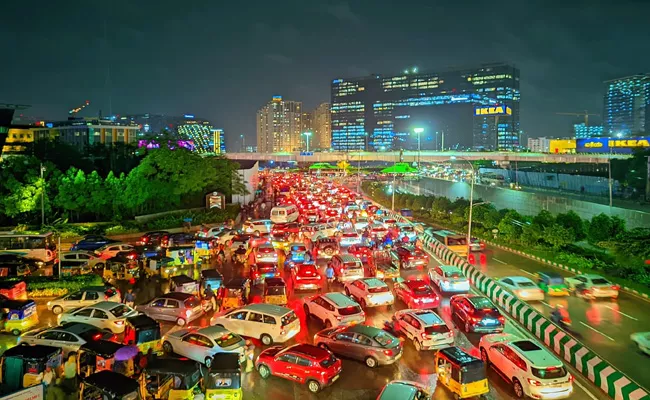 Cyberabad Police Urge IT Employees Office logout Timings ahead of Rains  - Sakshi