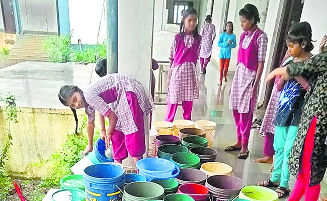 367 girl students are in trouble for 15 days without water supply - Sakshi